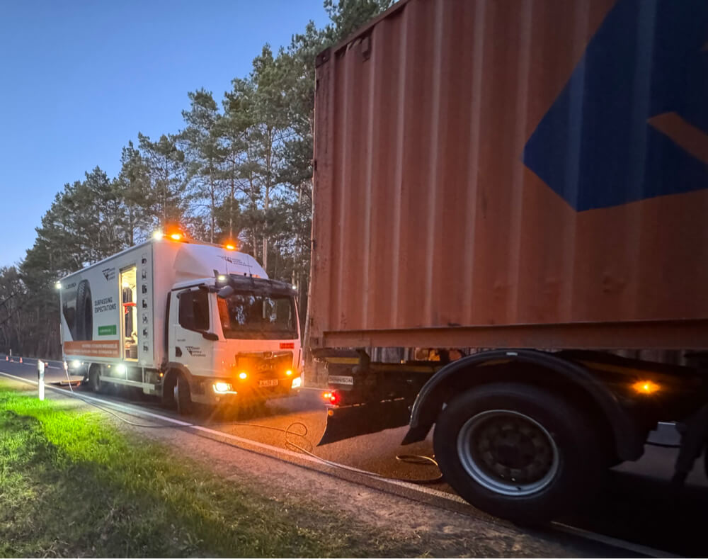 Bänex Reifen - LKW Notdienst Roter Lkw mit einem defekten Reifen